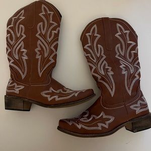 Faux leather cowgirl boot size 9